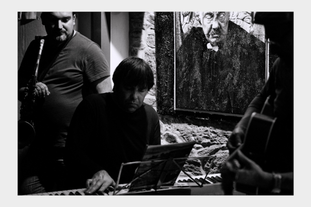 Manolo Gutierrez al piano, Thanos Athanasopoulos        con el saxo y Marcos Pin a la guitarra        Concierto “Athanasopoulos Pin Jazz Quartet”        Café Free Jazz “El Puente” 18/10/2012