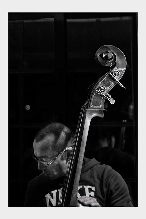 Paco Charlín al contrabajo         Concierto “Athanasopoulos Pin Jazz Quartet”         Café Free Jazz “El Puente” 18/10/2012